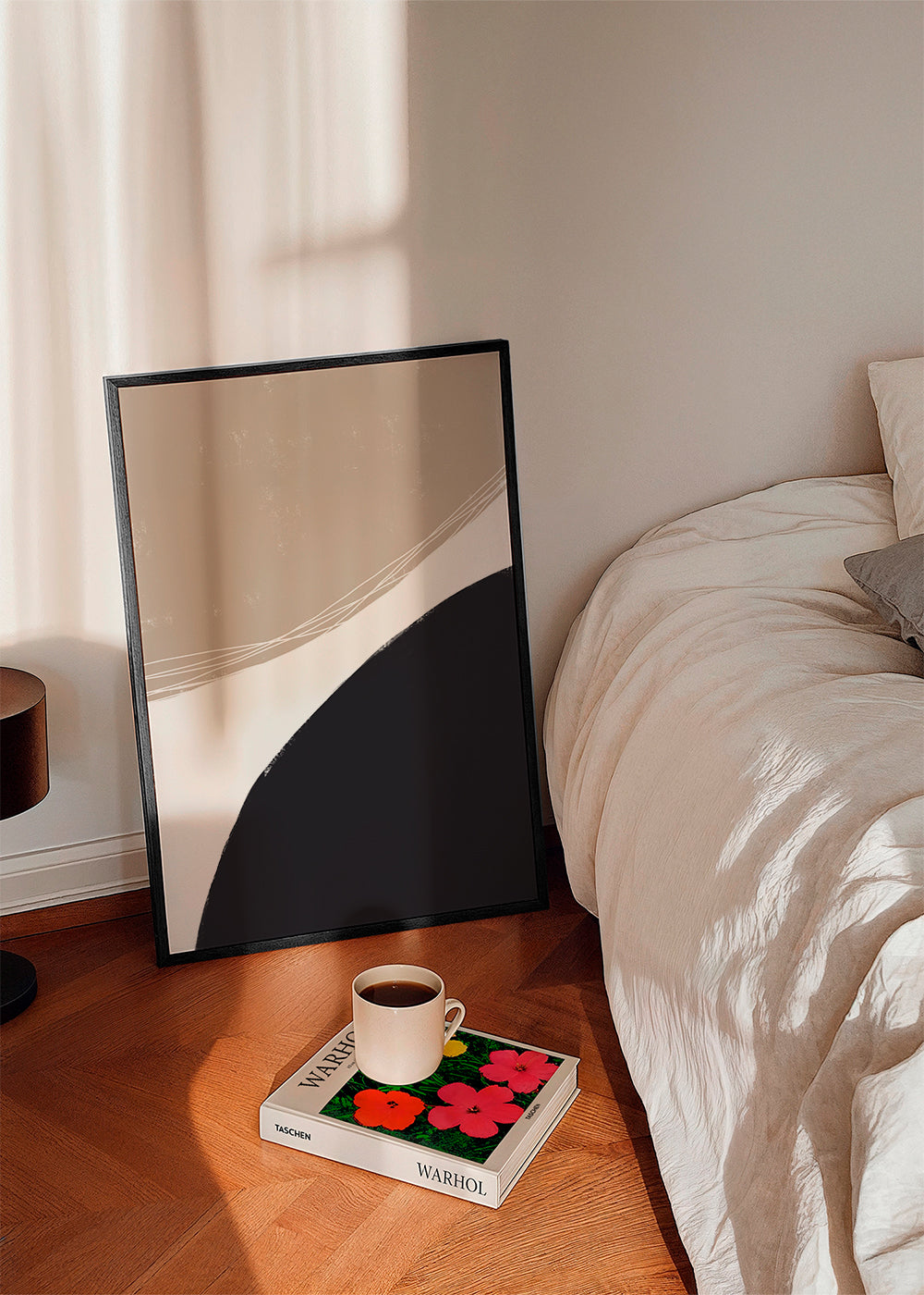 Minimalistische kunst met organische beige vormen