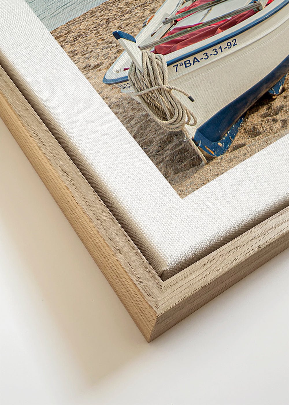 Landschapsposter met boot aan de kust