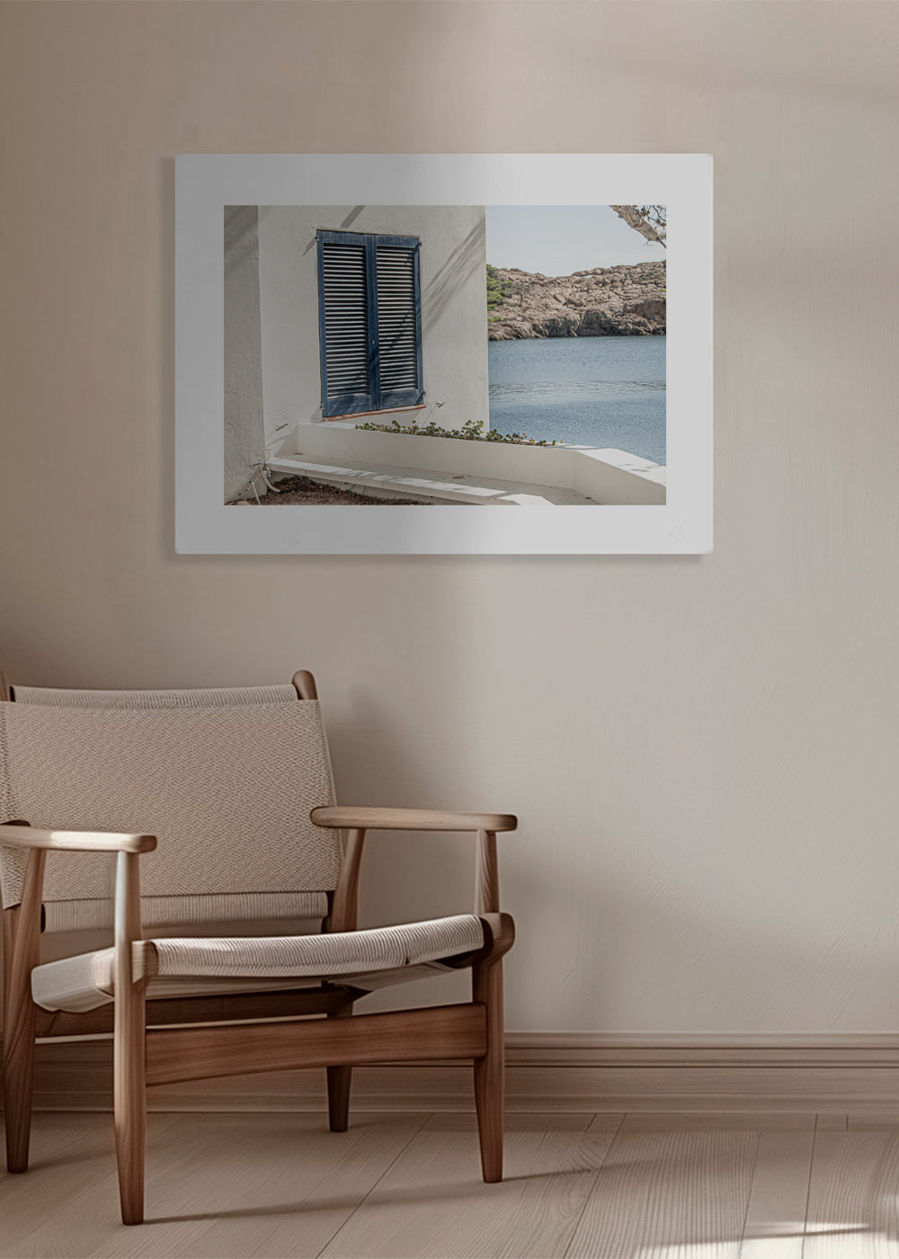 Kustlandschap met blauw luik en rotsachtige baai