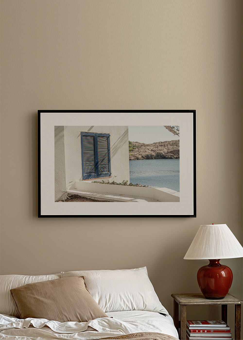 Kustlandschap met blauw luik en rotsachtige baai