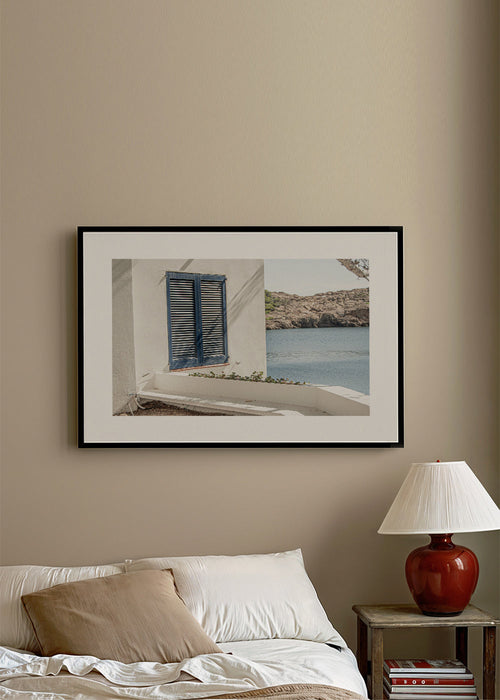 Kustlandschap met blauw luik en rotsachtige baai