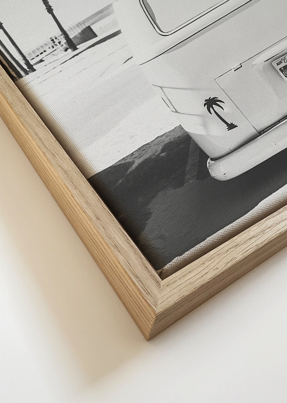 Zwart-wit print: vintage busje met surfplanken