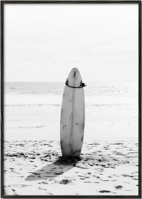 Sportkunst: surfplank op het strand