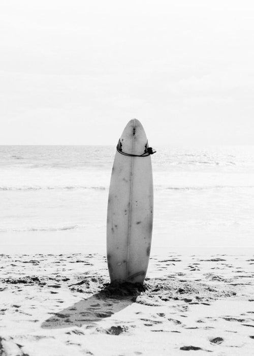 Sportkunst: surfplank op het strand