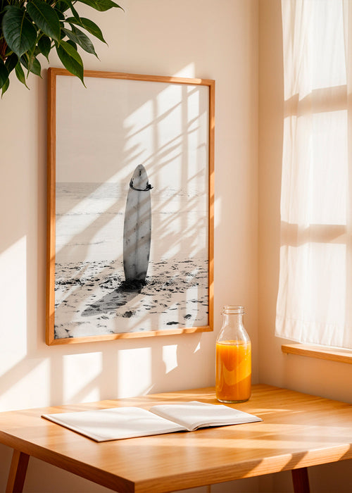 Sportkunst: surfplank op het strand
