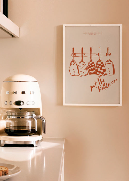 Keuken kunst met hangende mokken en handgeschreven tekst