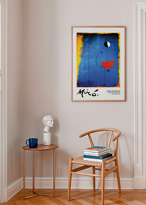 Abstracte kunst met rood hart en maan op blauw vlak