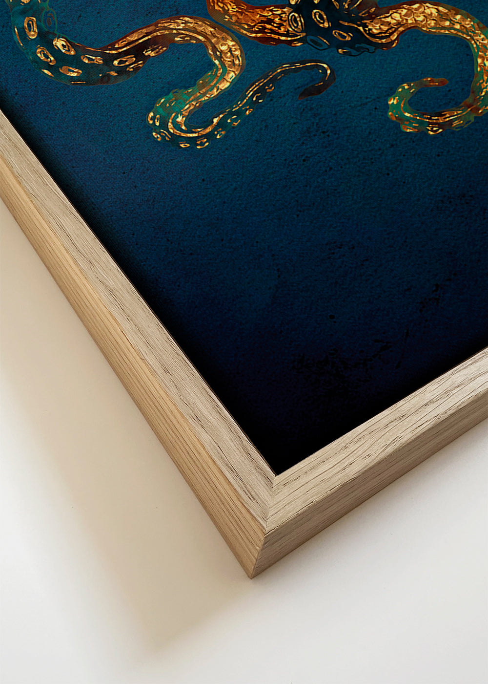 Dieren poster gouden octopus op diepblauw