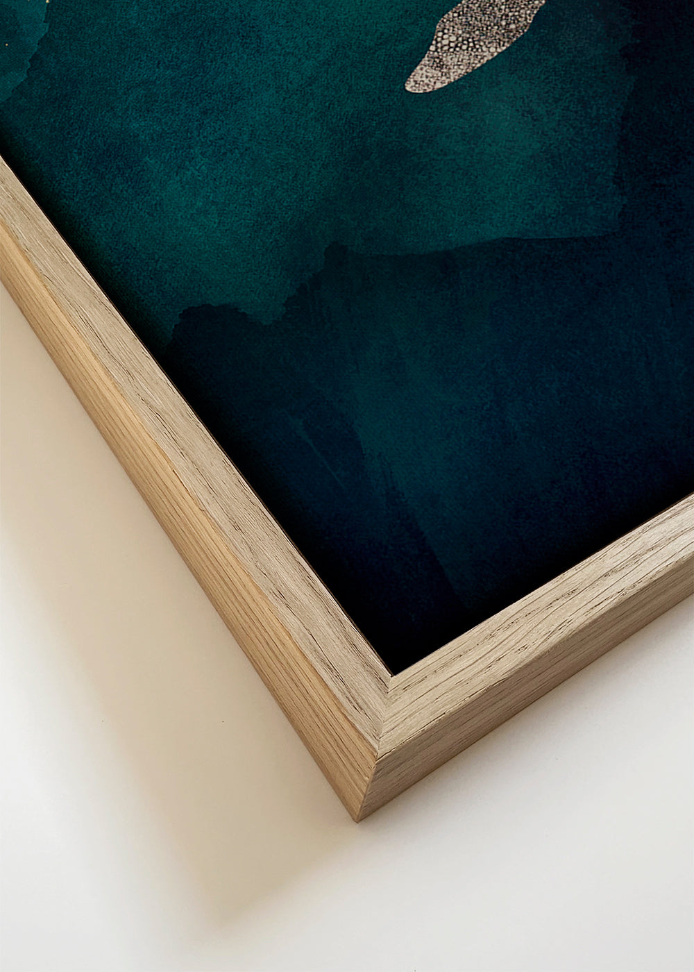 Artwork walvissen in goud op diepblauwe zee