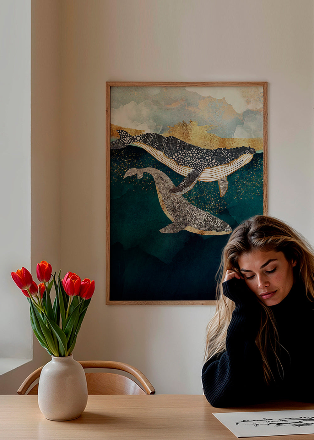 Artwork walvissen in goud op diepblauwe zee