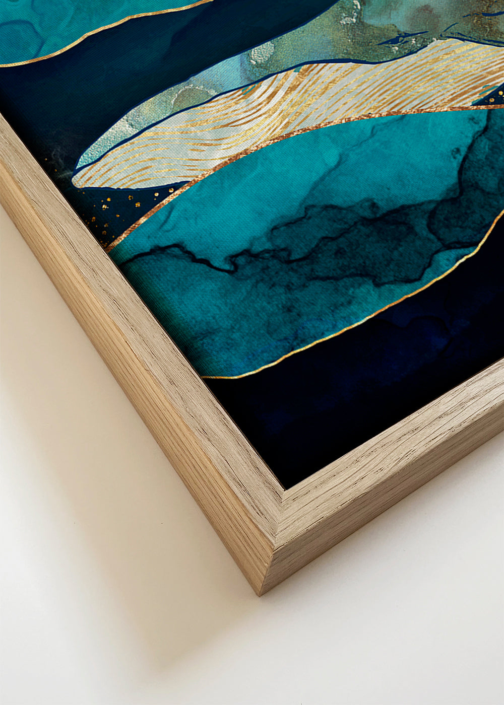 Kunstwerk blauwe walvis boven gouden golven
