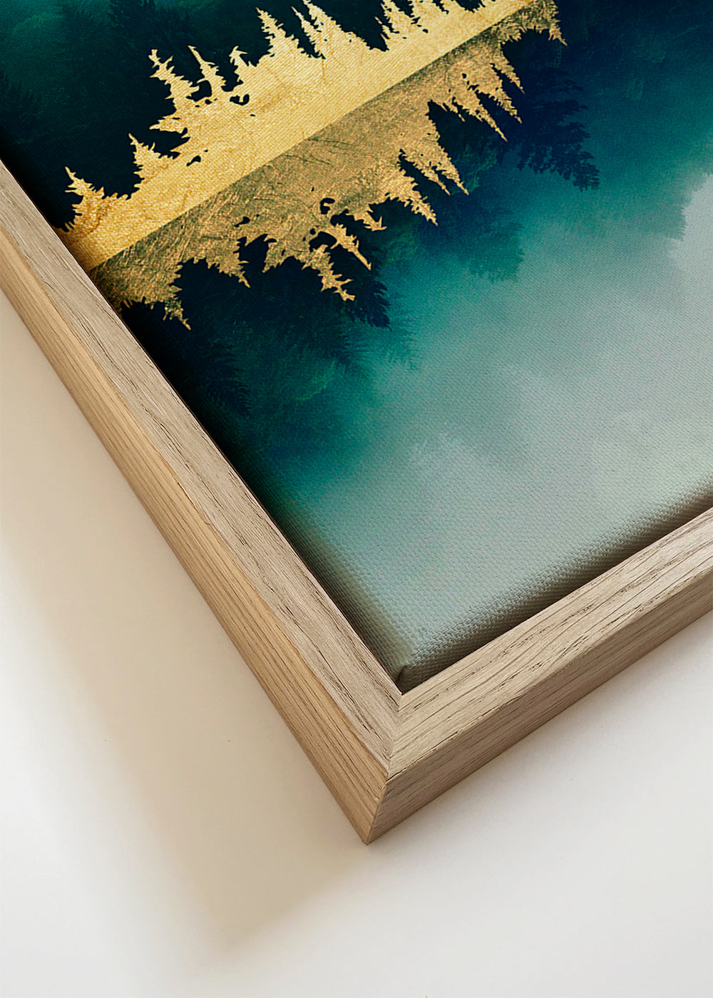 Landschapsschilderij met reflectie en gouden accenten