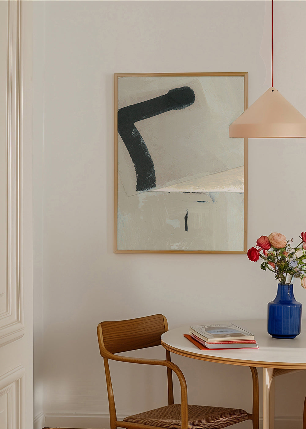 Abstract werk met zwarte streek op beige