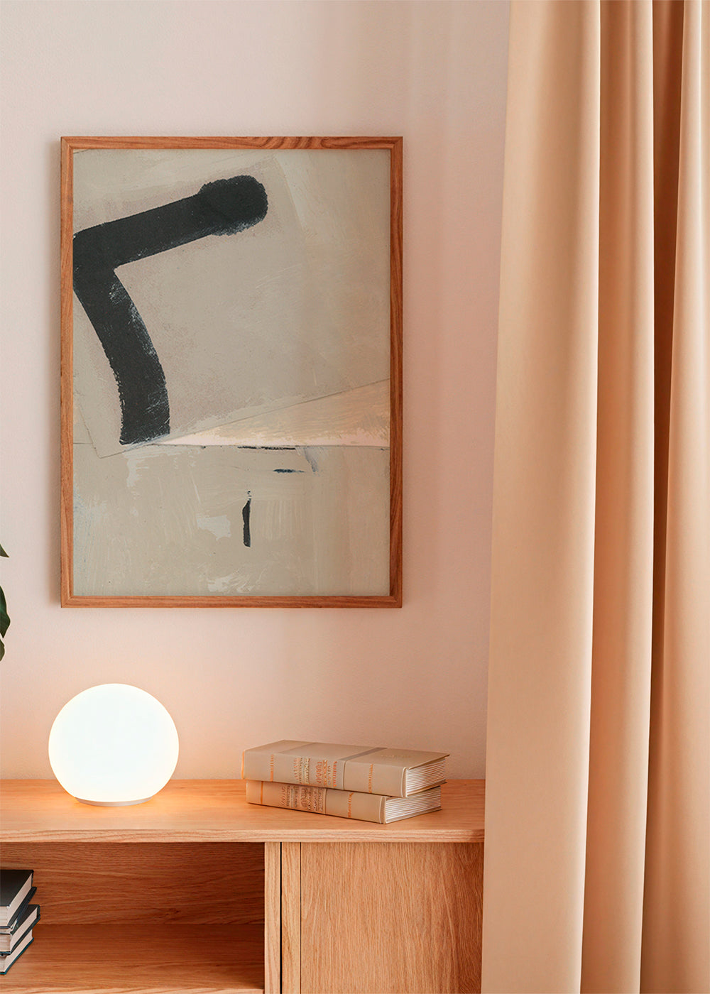 Abstract werk met zwarte streek op beige