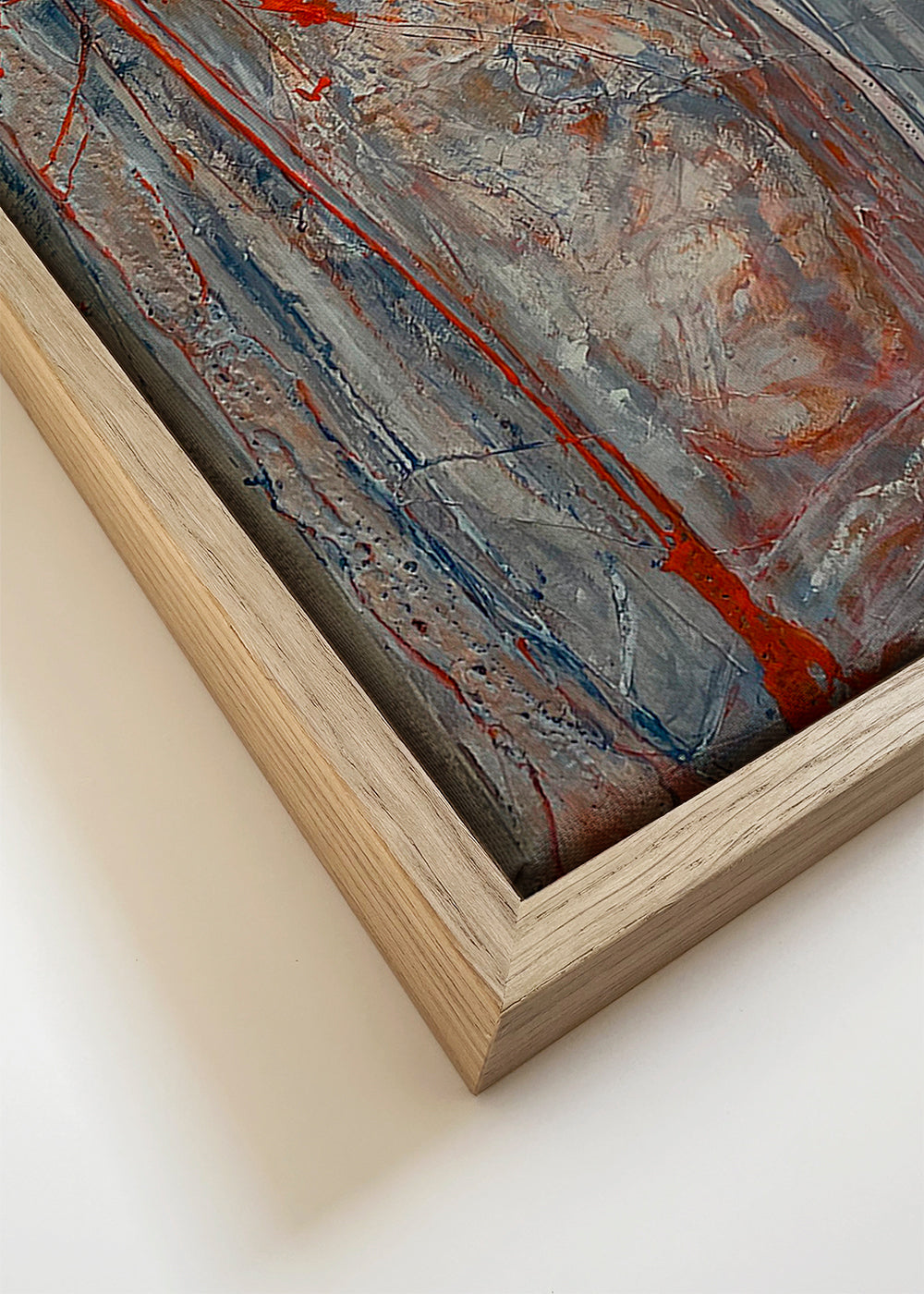 Abstract kunstwerk verticaal met grijze texturen en rode accenten