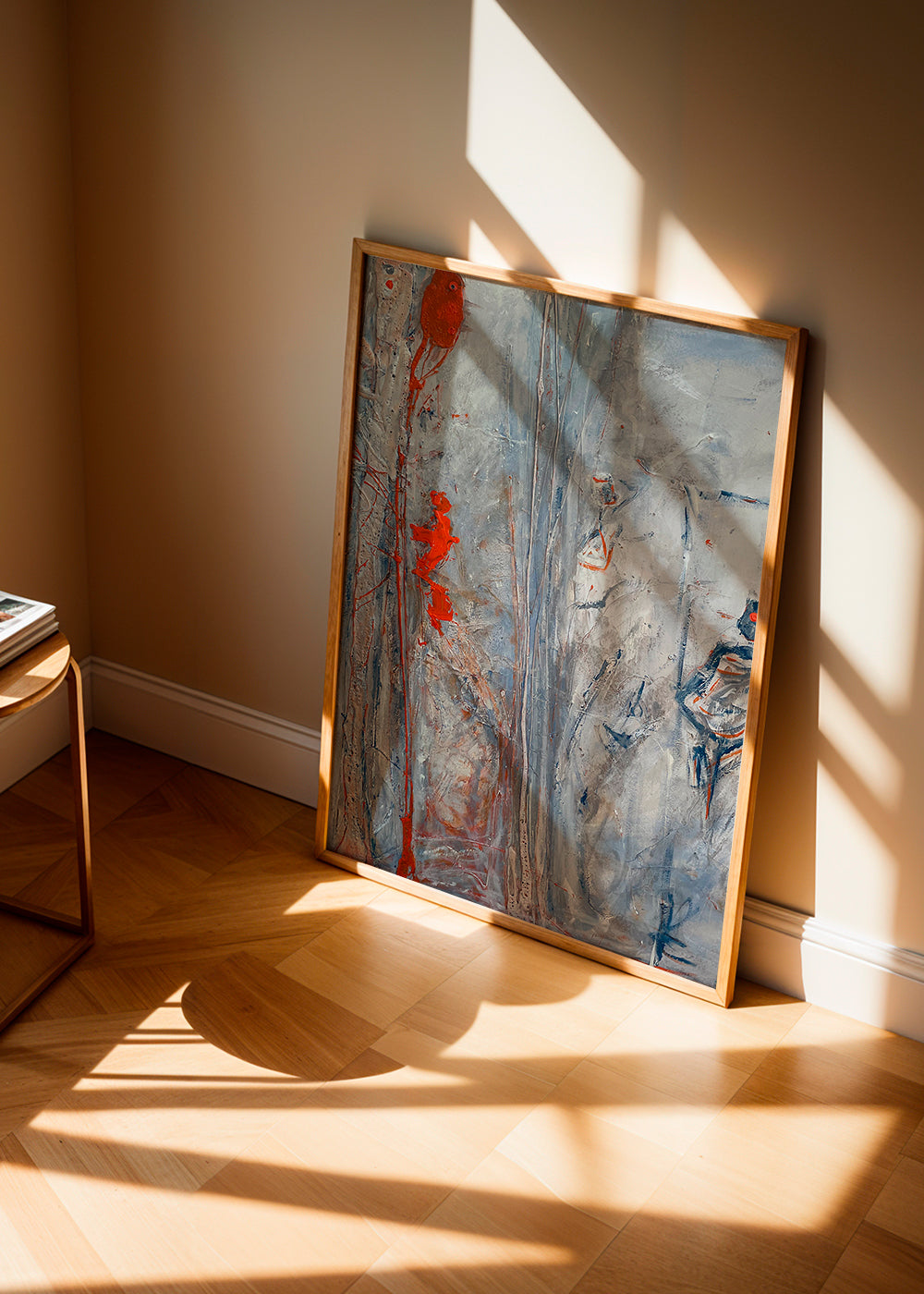 Abstract kunstwerk verticaal met grijze texturen en rode accenten