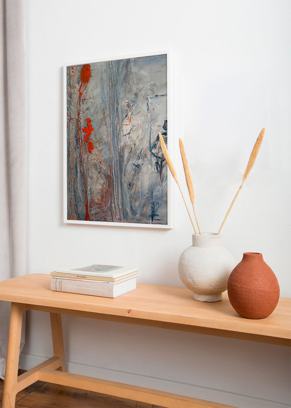 Abstract kunstwerk verticaal met grijze texturen en rode accenten