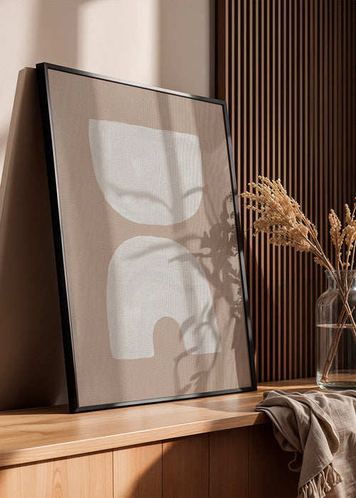 Minimalistische witte vormen op beige achtergrond