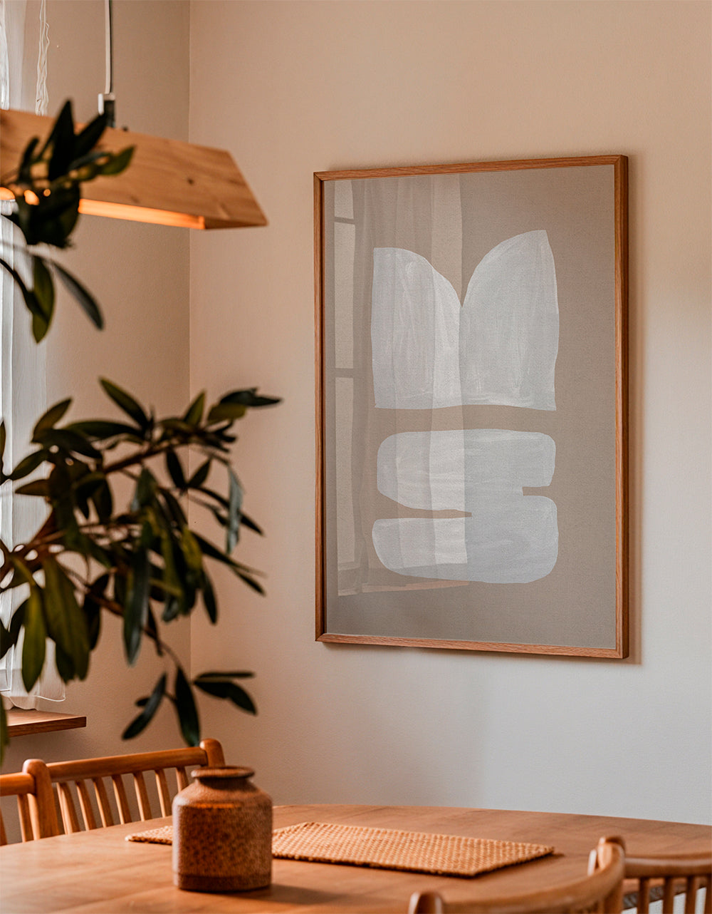 Abstract schilderij witte kwaststreek op beige