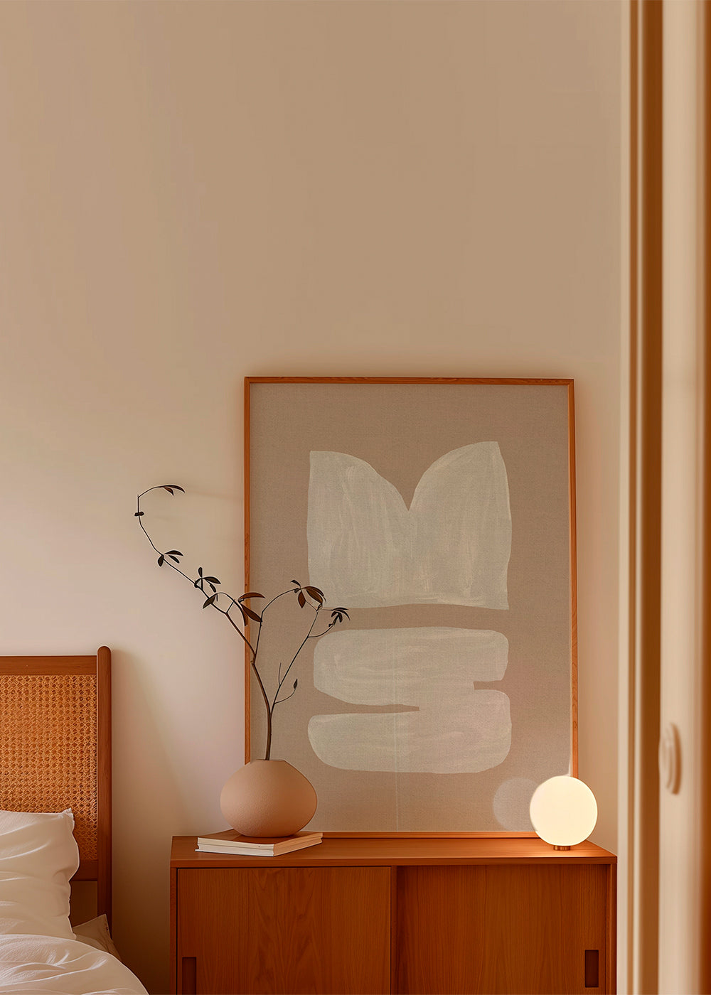 Abstract schilderij witte kwaststreek op beige