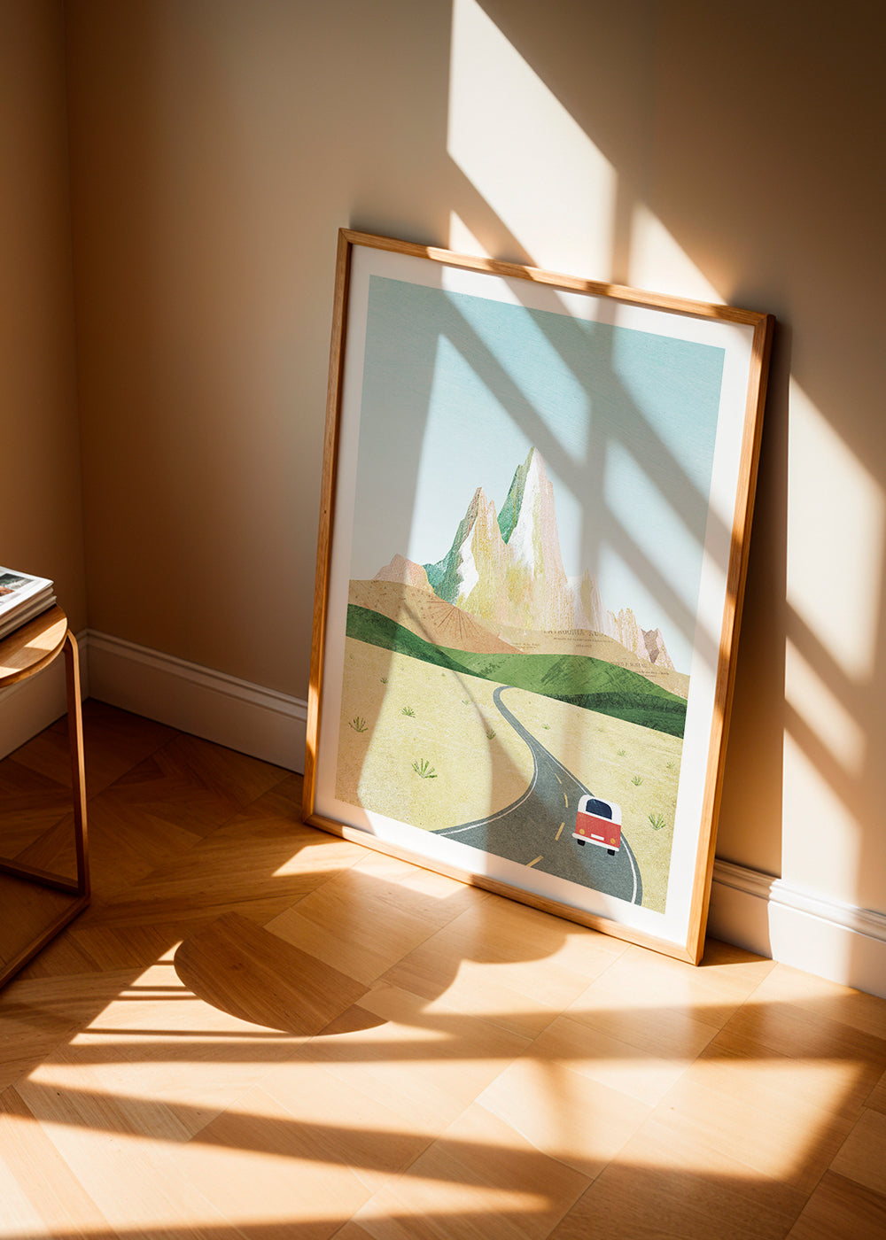 Landschap kunst: kronkelende weg en pastelkleurige berg