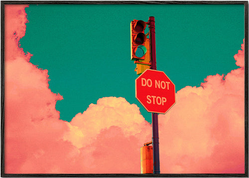 Pop-fotografie van het 'DO NOT STOP' bord