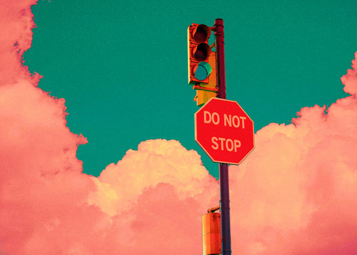 Pop-fotografie van het 'DO NOT STOP' bord