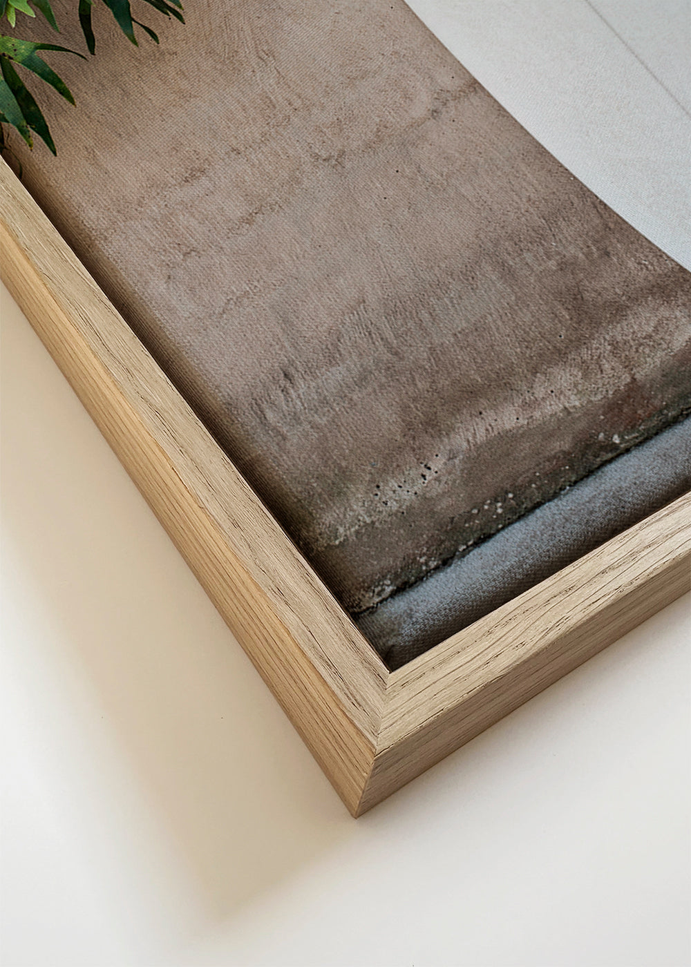 Sport kunst: surfboard verticaal tegen gestructureerde muur
