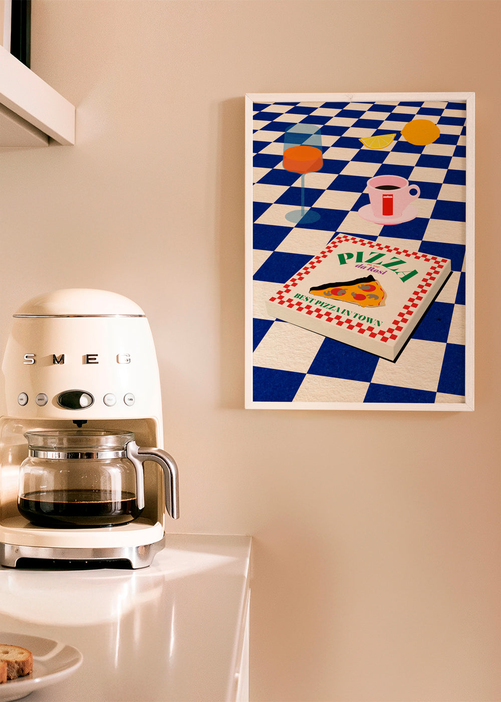 Keuken kunst met pizza en koffie op dambord