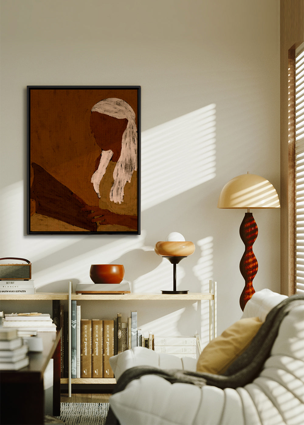 Abstracte kunst: figuur lezend in aardetinten