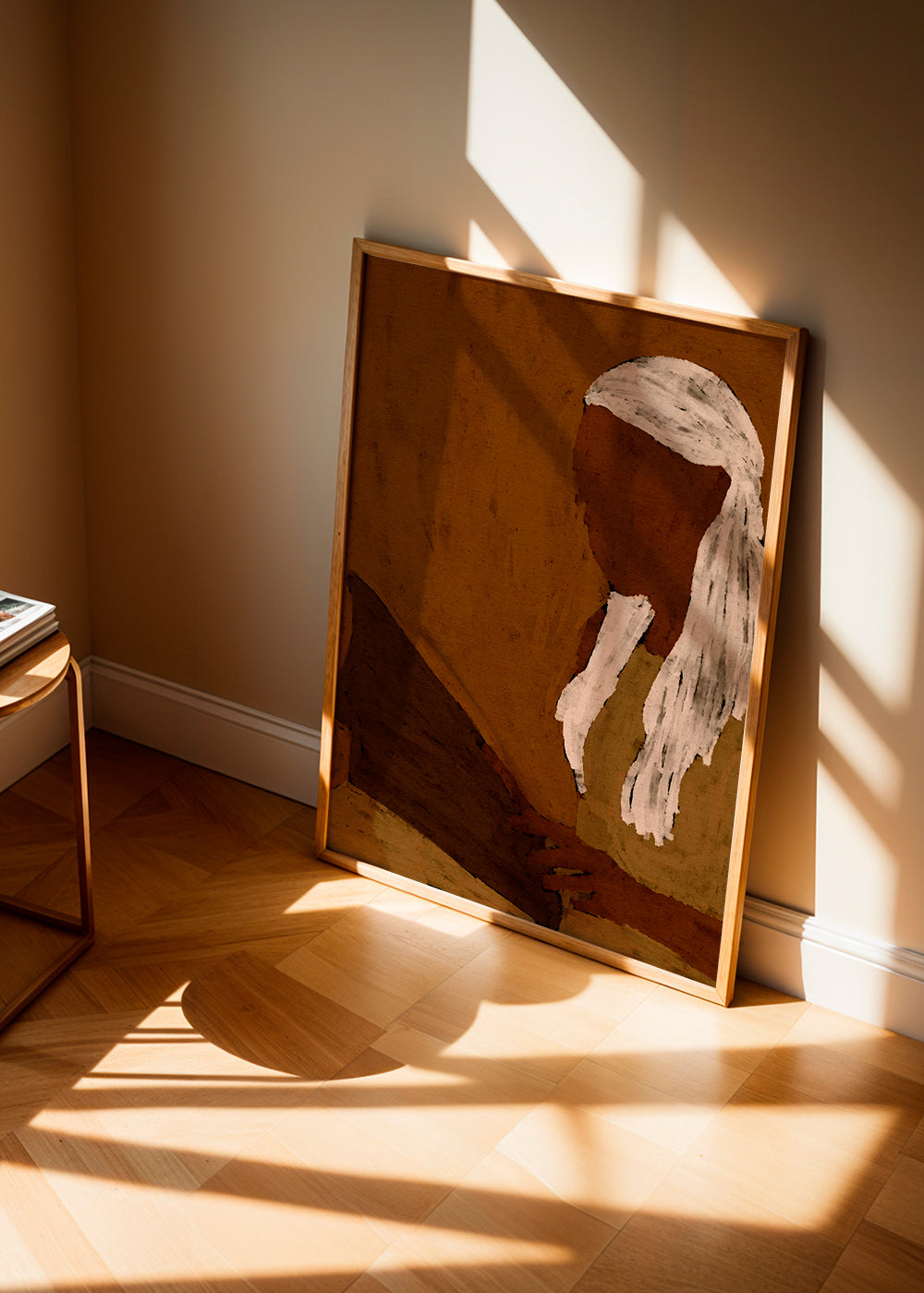 Abstracte kunst: figuur lezend in aardetinten