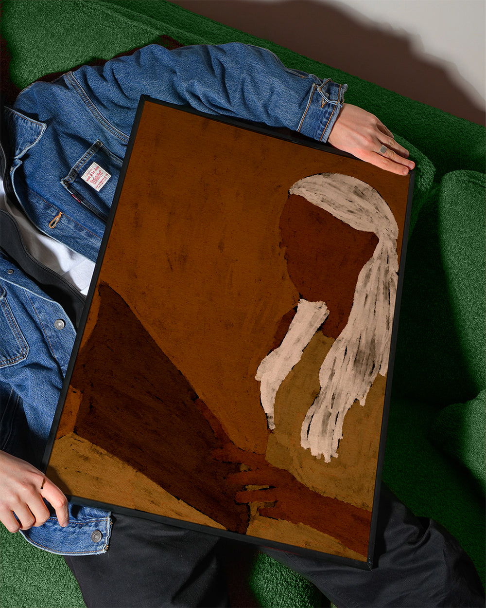 Abstracte kunst: figuur lezend in aardetinten