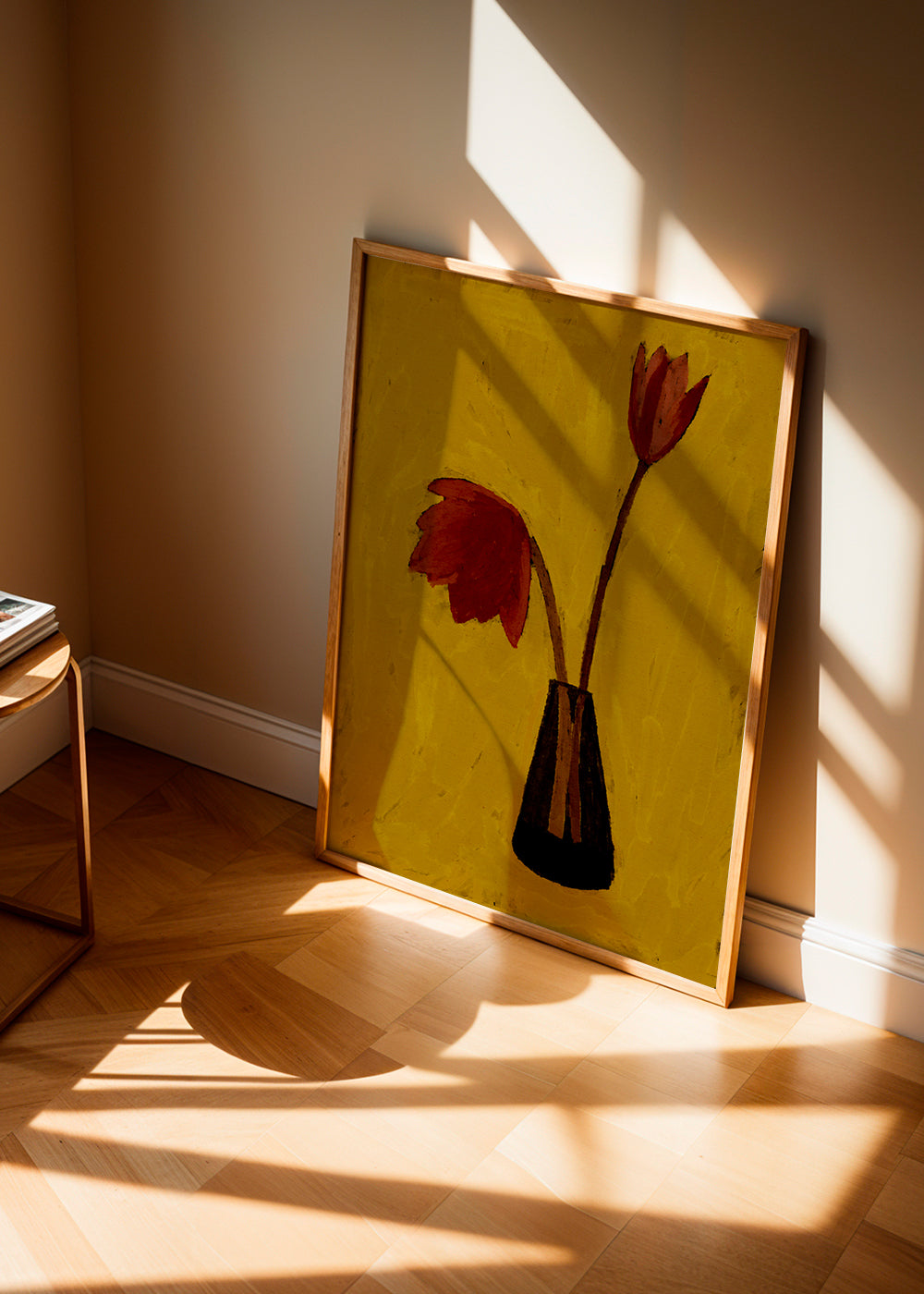 Botanische print met rode tulpen op geel veld