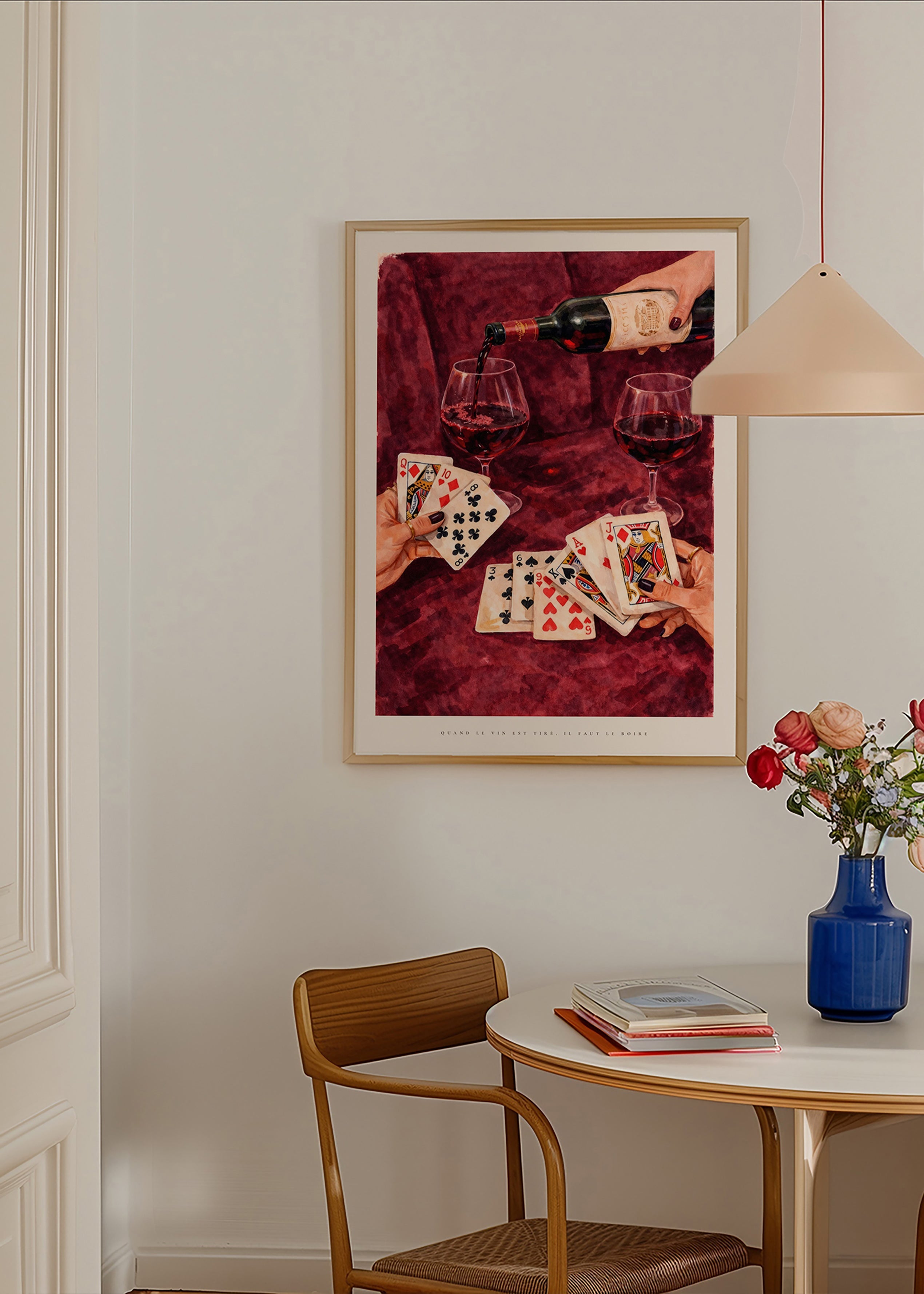 Keuken kunst met speelkaarten en rode wijn