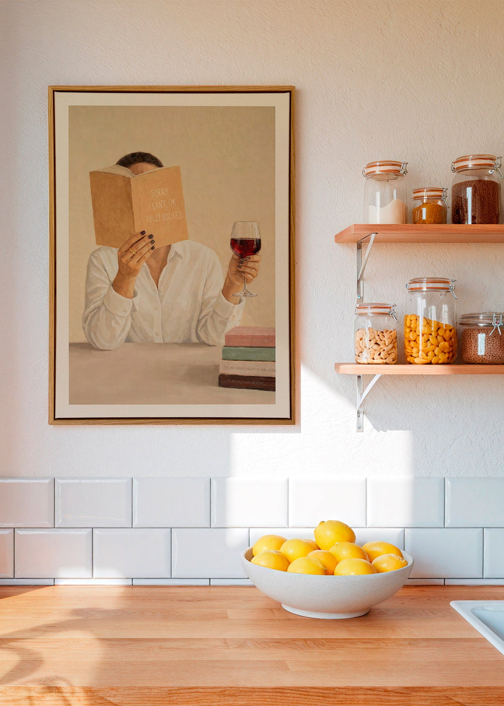 Keuken kunst: vrouw leest met glas wijn