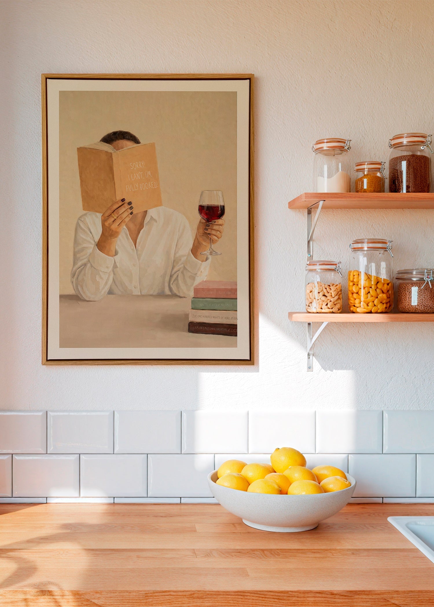 Keuken kunst: vrouw leest met glas wijn