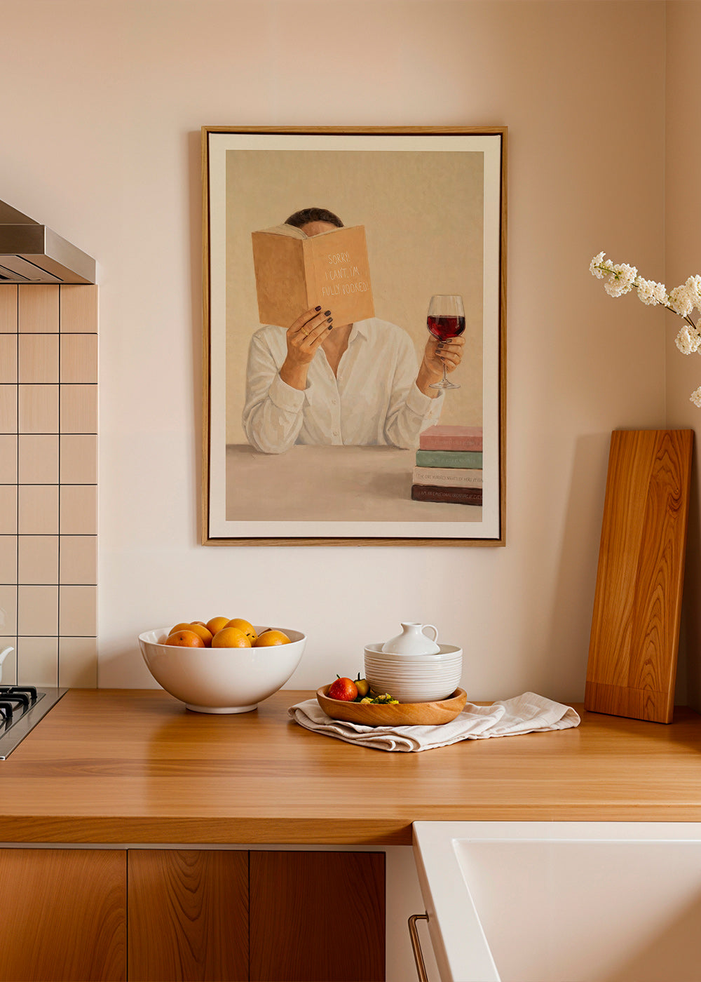 Keuken kunst: vrouw leest met glas wijn