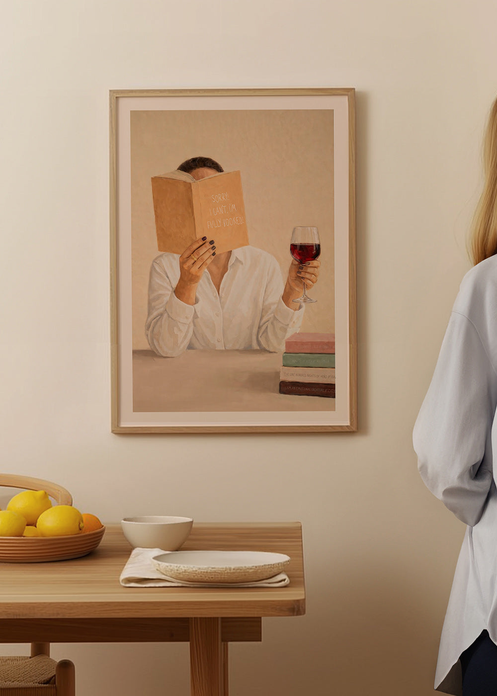 Keuken kunst: vrouw leest met glas wijn