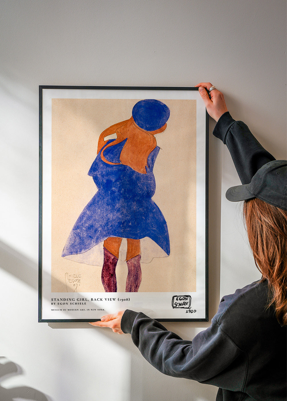 Illustratie: vrouwelijke figuur van achteren in blauw