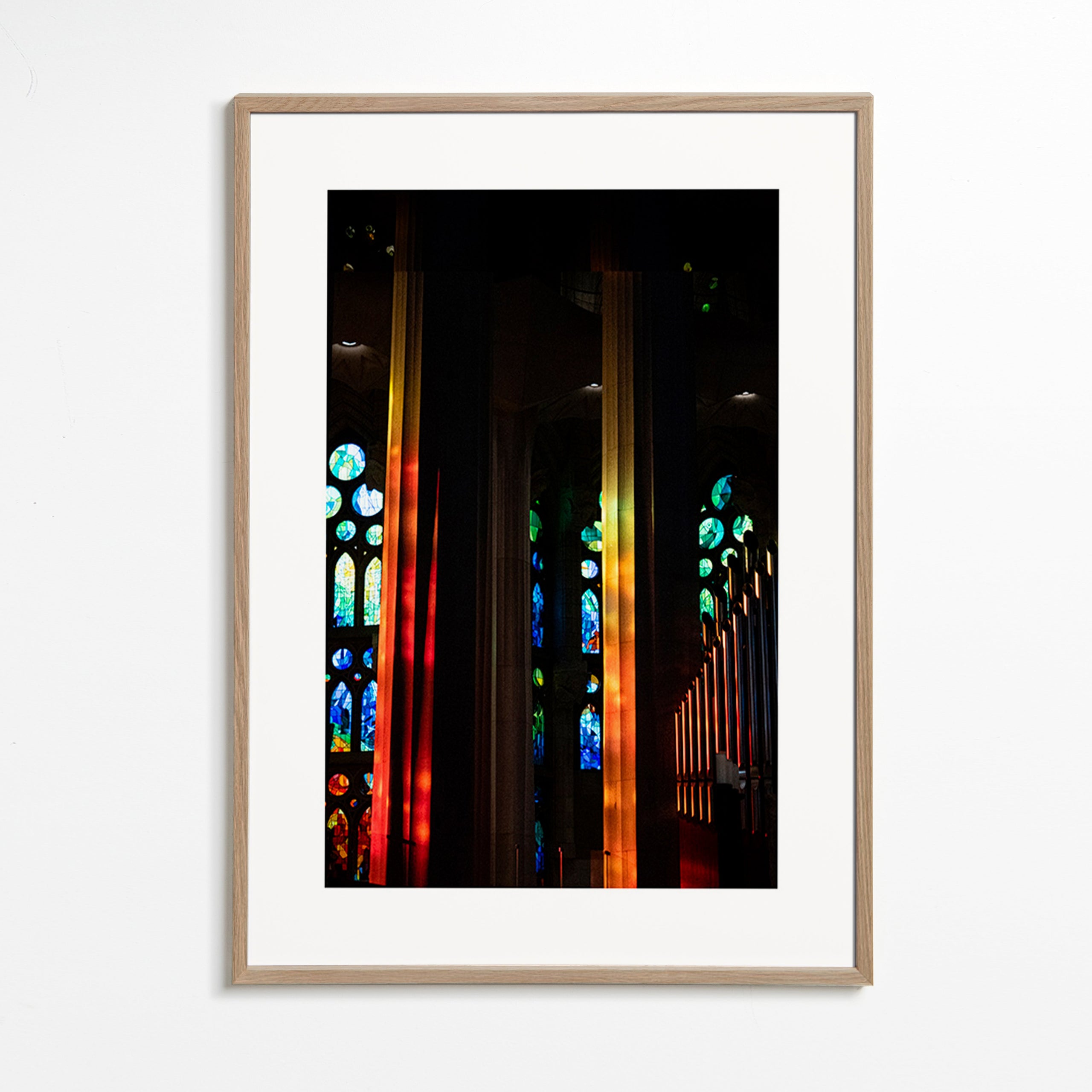 Fotografie der Kathedrale mit buntem Glaslicht