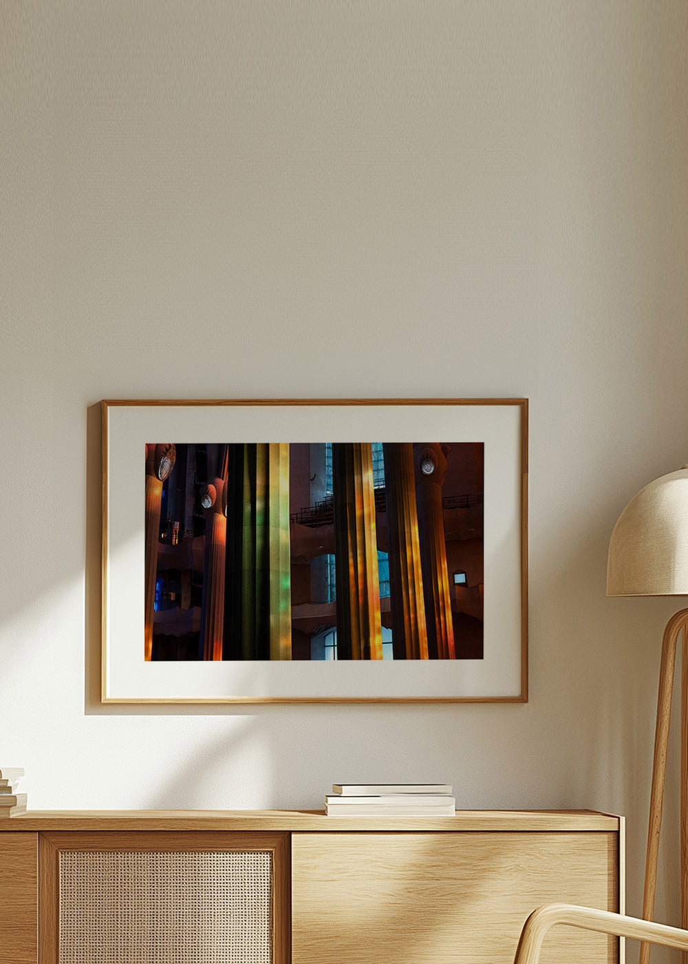 Fotografie van verlichte binnenzuilen