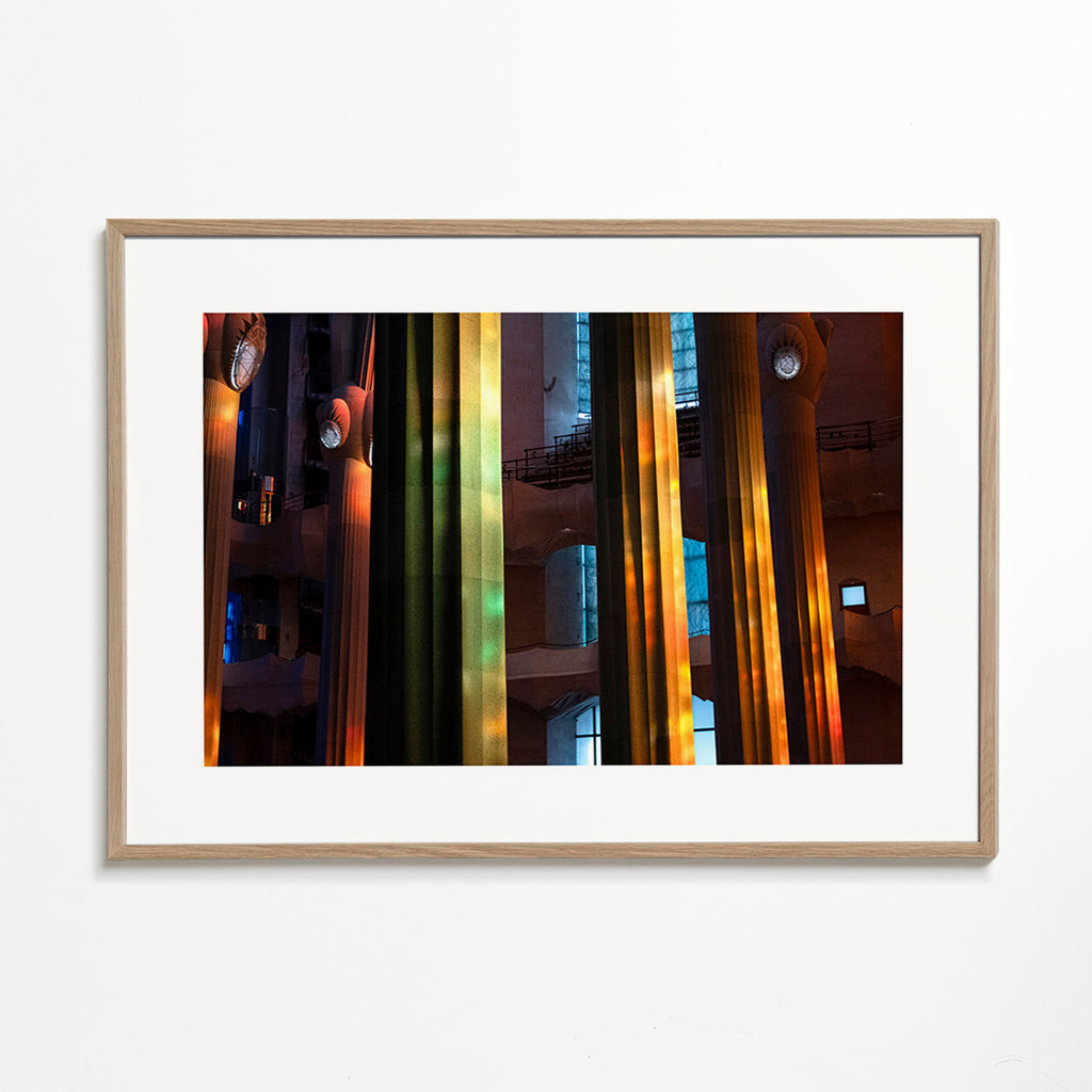 Fotografie van verlichte binnenzuilen