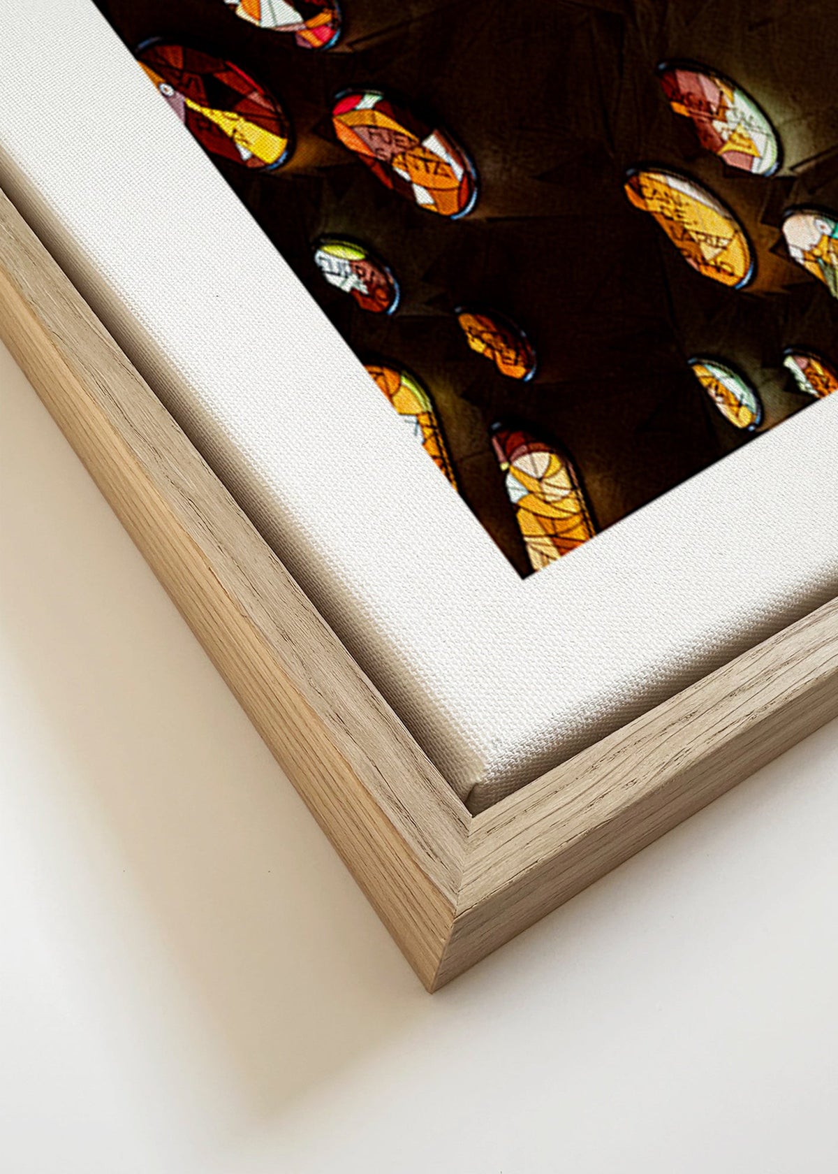 Architekturfotografie von Buntglas und warmem Licht