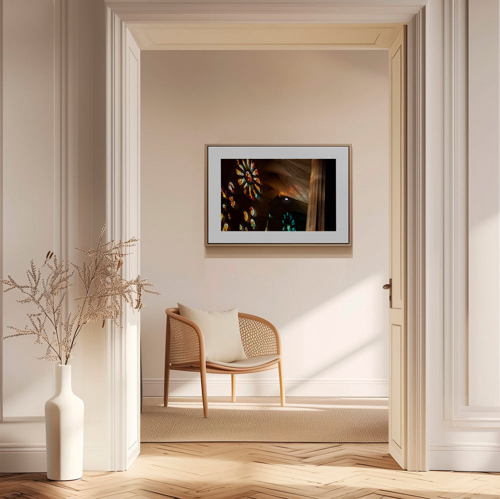 Architekturfotografie von Buntglas und warmem Licht