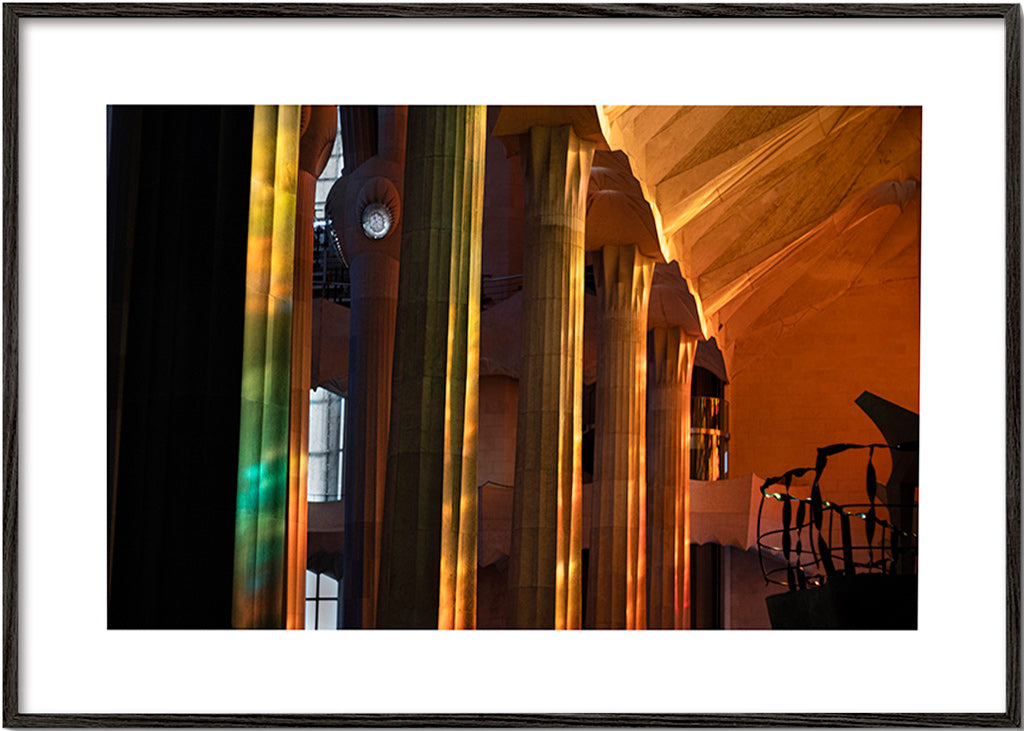 Photographie d'intérieur architecturale en lumière dorée