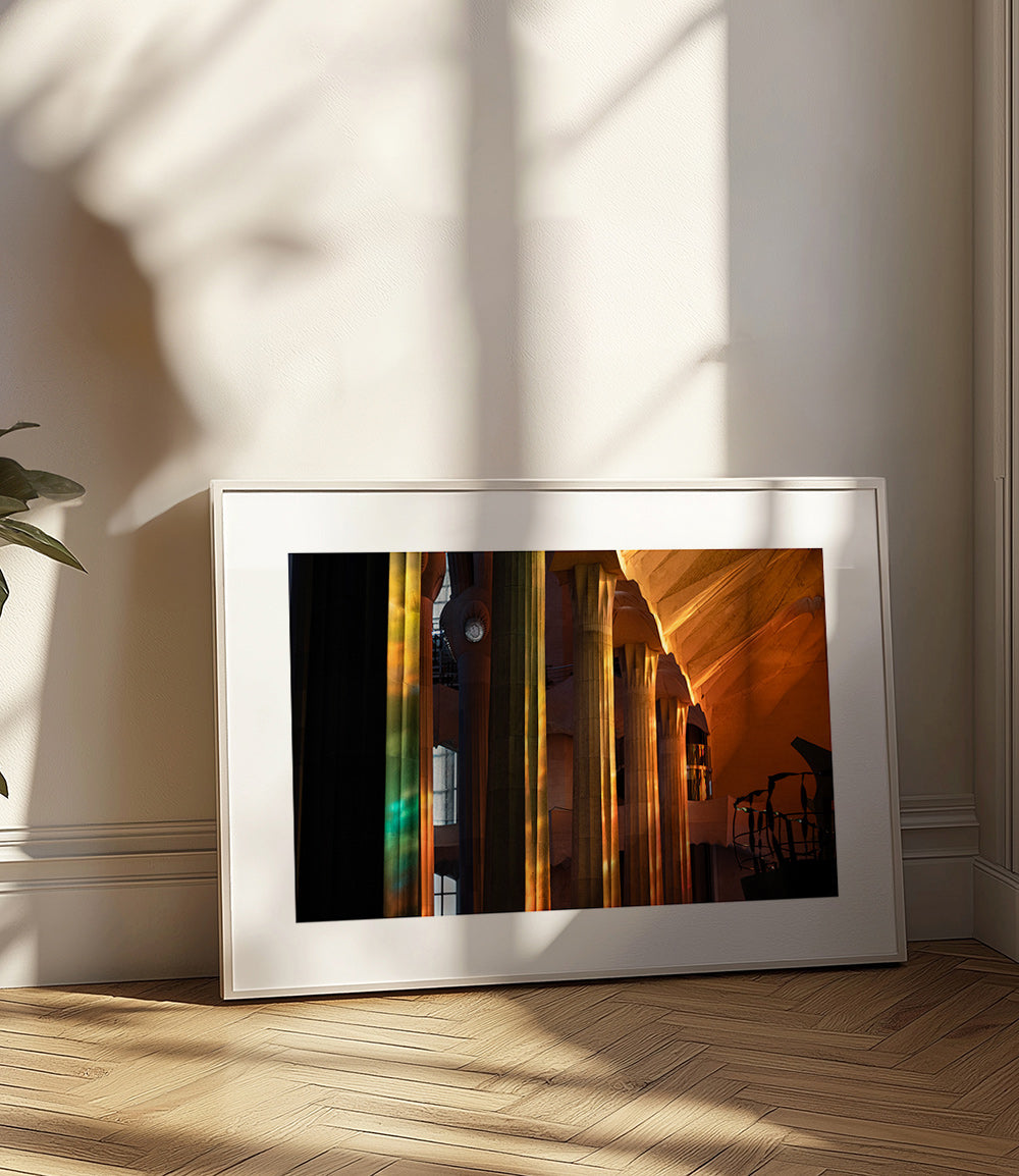 Photographie d'intérieur architecturale en lumière dorée