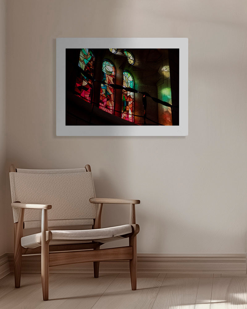 Fotografie von Buntglasfenstern im gotischen Innenraum