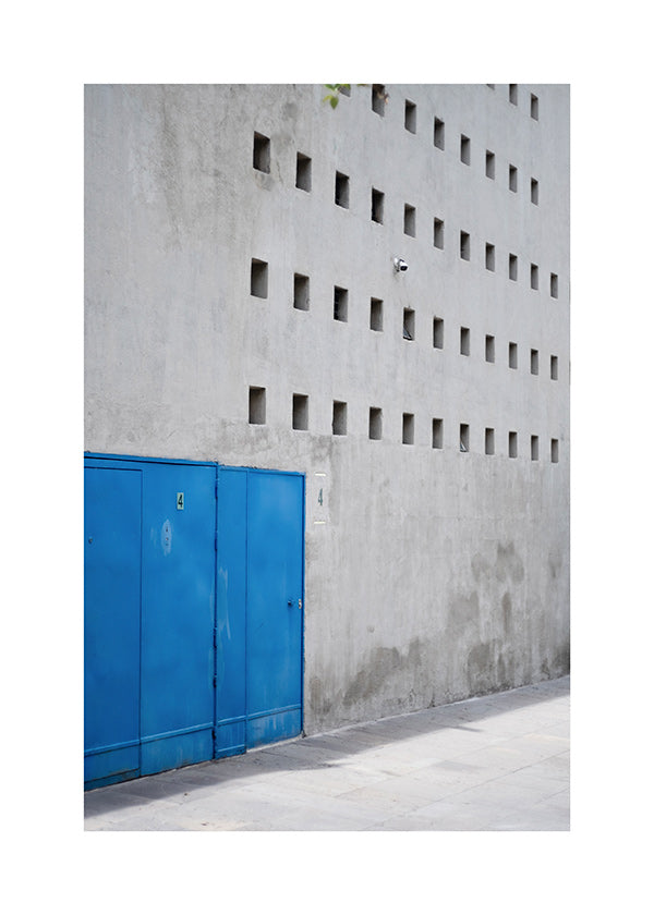Porte bleue sur façade géométrique