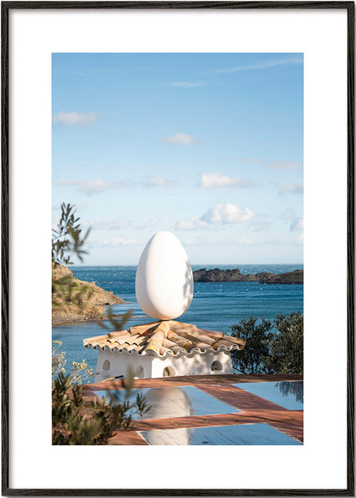 Art de paysage avec œuf sculptural en bord de mer