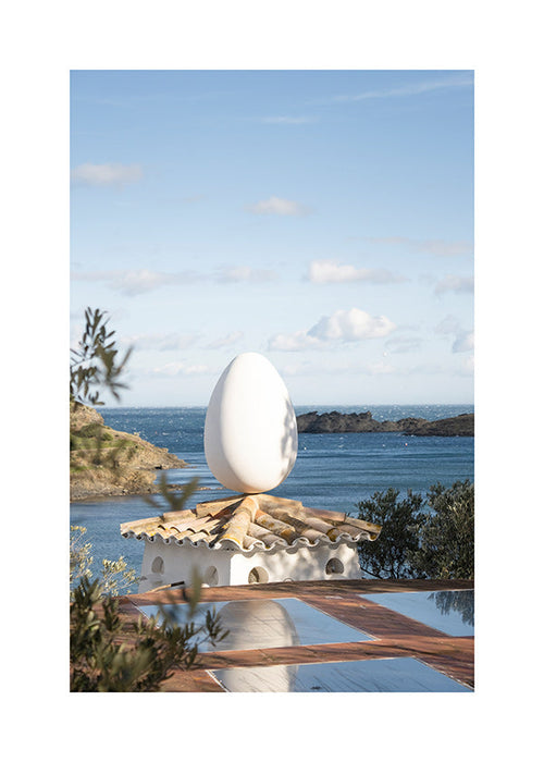 Art de paysage avec œuf sculptural en bord de mer